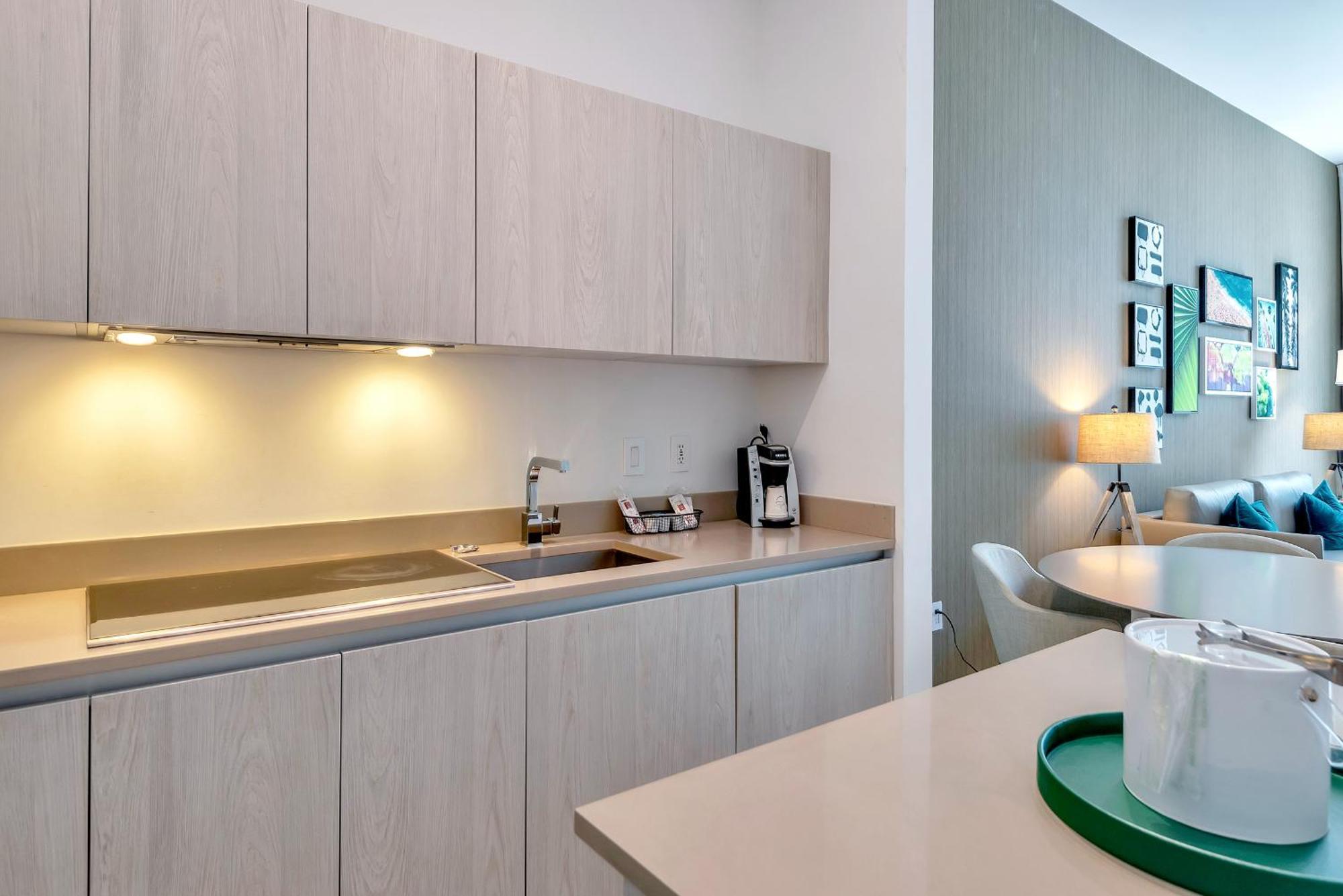 203-1Br/1Ba At The Beach Gem! Lux Amenities! Hollywood Eksteriør billede