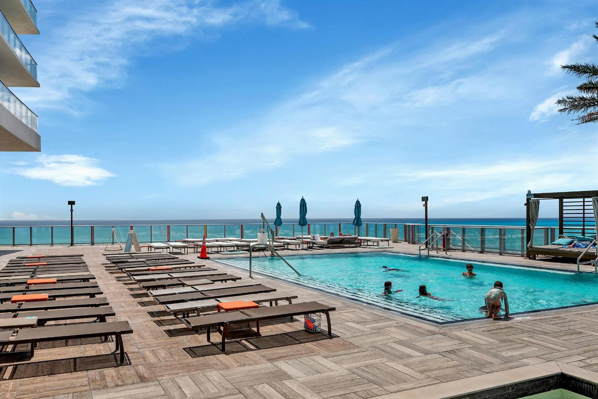203-1Br/1Ba At The Beach Gem! Lux Amenities! Hollywood Eksteriør billede