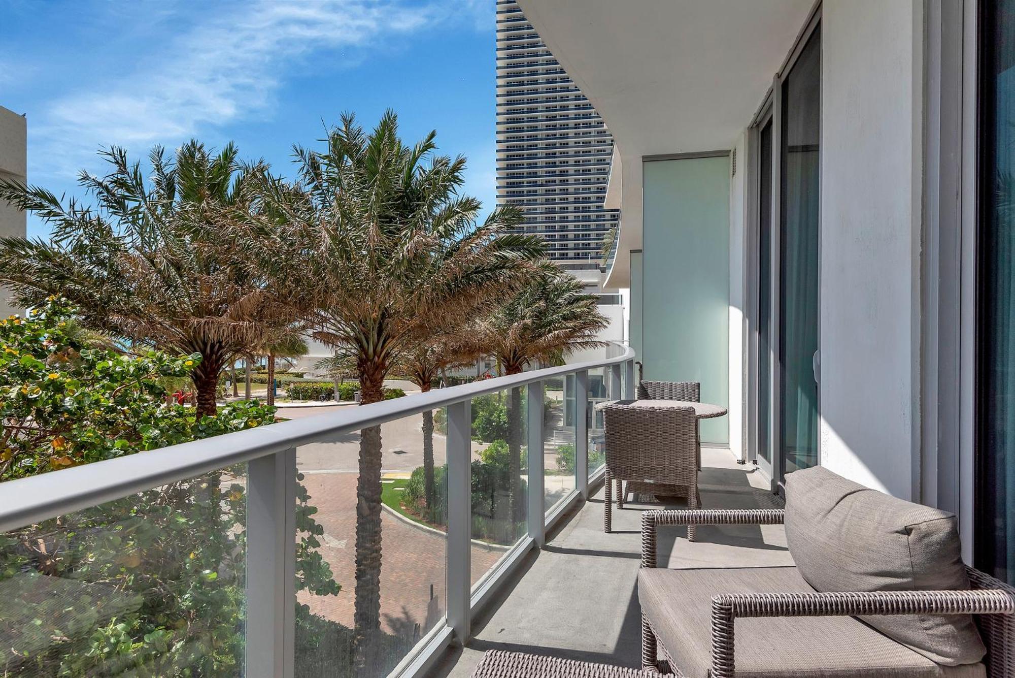 203-1Br/1Ba At The Beach Gem! Lux Amenities! Hollywood Eksteriør billede