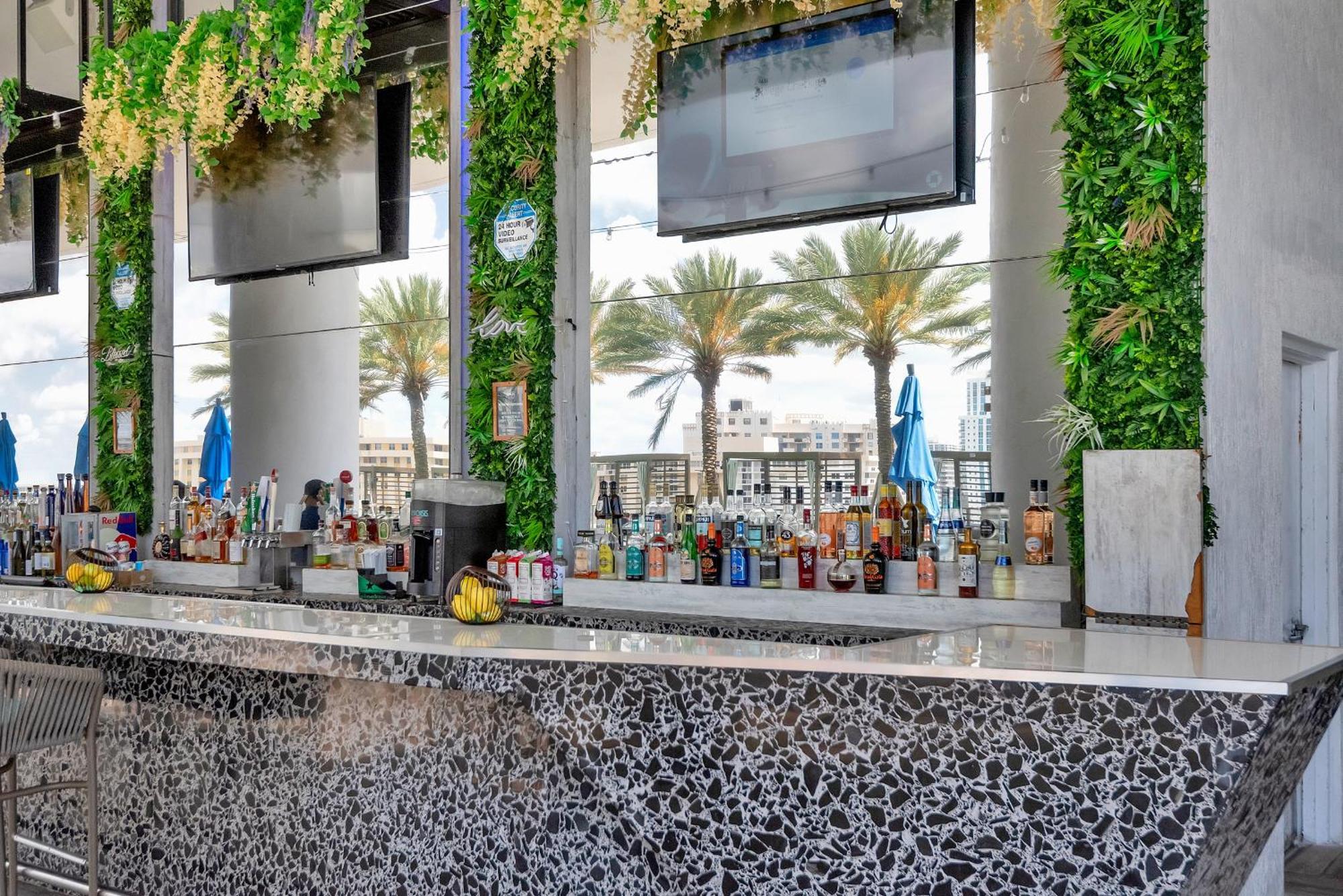203-1Br/1Ba At The Beach Gem! Lux Amenities! Hollywood Eksteriør billede